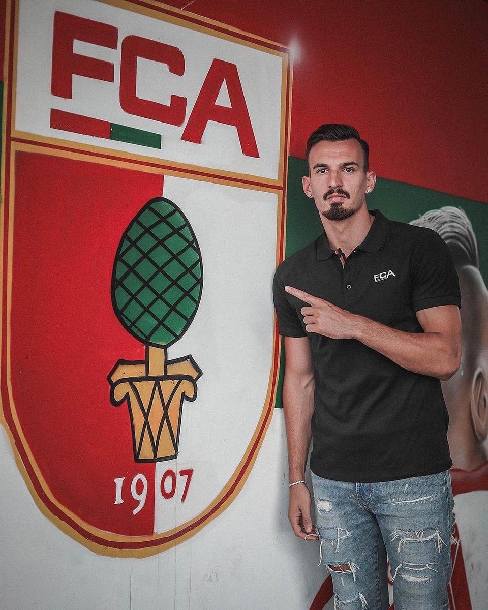 Hey <a href="/FCAugsburg/">FC Augsburg</a> 🤝 Ich freue mich auf meine nächsten Schritte in Deutschland, es war immer ein Traum von mir in der Bundesliga zu spielen. Nun ist es soweit, auf gehts! 🦾 #FCA