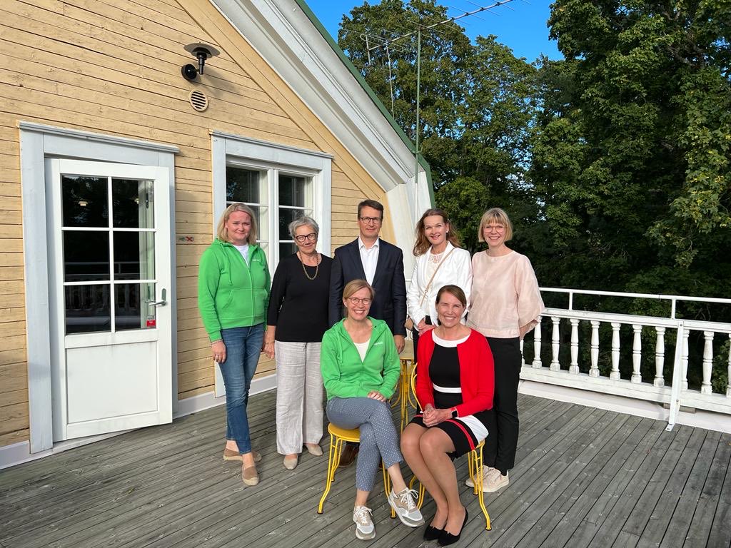 Kaisankoti auttaa, kun työntekijä uupuu. Työikäisiä kuntoutetaan takaisin työelämään ja autetaan yrityksiä ja yhteisöjä työkykyhaasteissa. Hallitus pohtimassa monipuolisten kuntoutuspalvelujen strategiaa.⁦<a href="/HeiniPirttijarv/">Heini Pirttijärvi</a>⁩ ⁦⁦<a href="/AnuKallio_/">Anu Kallio</a>⁩ ⁦⁦<a href="/PanuKallio/">Panu Kallio</a>⁩