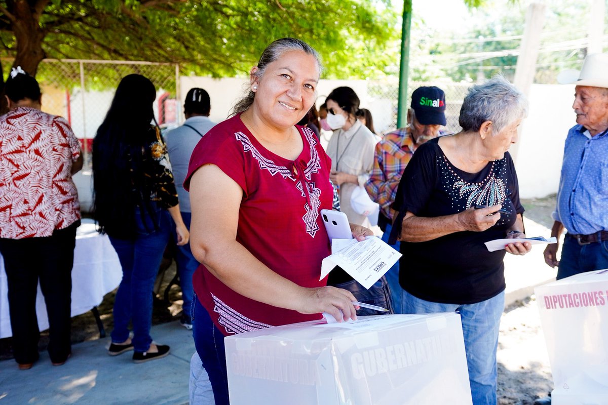tonoastiazaran's tweet photo. Angelita, como sus vecinas y vecinos, salió a votar por las propuestas de su colonia en el centro de votación del Parque Insurgentes.🌳

¡Estamos muy contentos y muy agradecidos por tanta participación!🗳

#PresupuestoCRECES https://t.co/MWYxfH9s3R