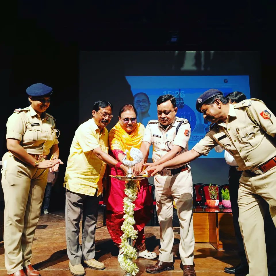 madanmitraoff's tweet image. 24x7, 365 days our police force have always performed their duty with courage, dedication and Pride. Bengal is one of the safest state for woman in India, the credit surely goes to our police force. We the people of Bengal Are forever indebted.

#mmphotography #mmpicture