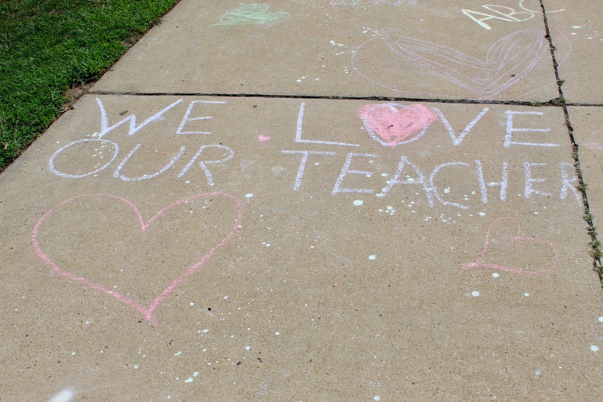 WeAreHTSD's tweet image. 📣 TODAY in Hamilton! &quot;Chalk The Walk&quot; @HTSD_Sayen 🦁

Our 5th graders surprised teachers with inspirational messages 🍎  Welcome back, HTSD teachers!

@ScottRRocco @HTSDSecondary @HTSDCurriculum @VasilDiana @HTSD_HR @LauraGeltch 
#HTSD #HTSDpride