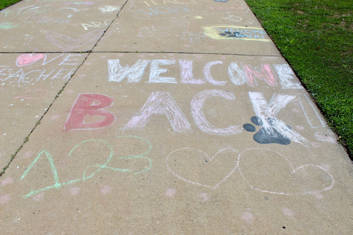 WeAreHTSD's tweet image. 📣 TODAY in Hamilton! &quot;Chalk The Walk&quot; @HTSD_Sayen 🦁

Our 5th graders surprised teachers with inspirational messages 🍎  Welcome back, HTSD teachers!

@ScottRRocco @HTSDSecondary @HTSDCurriculum @VasilDiana @HTSD_HR @LauraGeltch 
#HTSD #HTSDpride