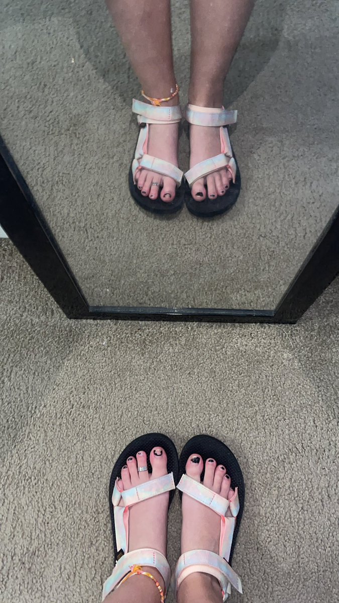 AnnieKlinger's tweet photo. Someone called me hot today whilst my feet looked like this.
There really are some good ones out there. https://t.co/QZjhlwuu1p