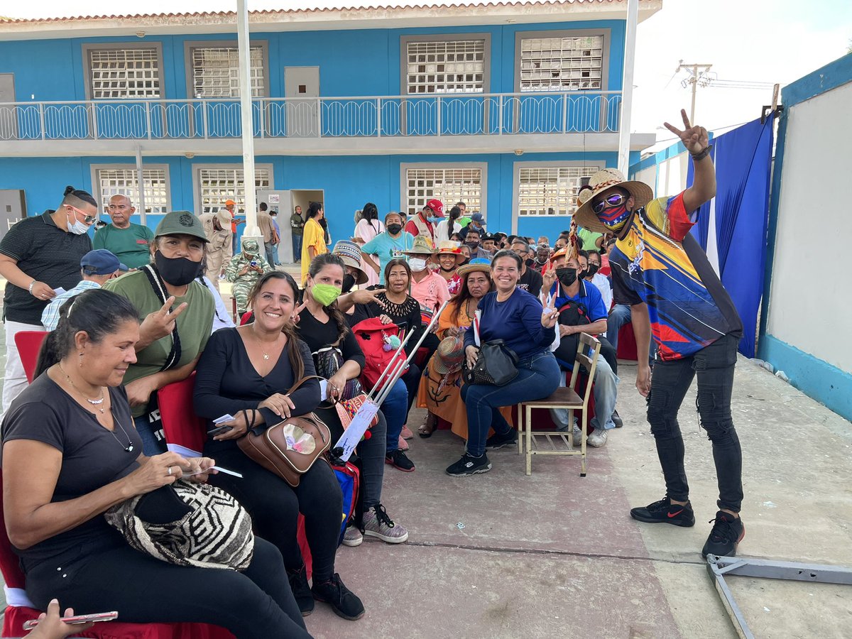 IpasmeOficial's tweet photo. #01sep //  ¡Despliegue integral en el Zulia!

El equipo de @IpasmeOficial, llegó a la EBN Marcial Hernández, para llevarle Atención Médica Integral a los docentes, personal administrativo y obrero de la parroquia Juana de Ávila.

#ElMetroRenace
@NicolasMaduro
@_LaAvanzadora https://t.co/sGxbEzBSi0