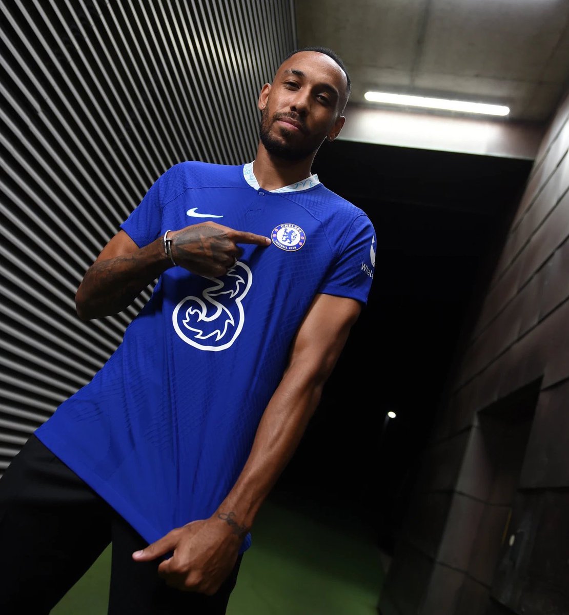 afcstuff's tweet photo. Arsenal fans, what are your thoughts on seeing former captain Pierre-Emerick Aubameyang join rivals Chelsea just over seven months after leaving the club? 🧐 #afc https://t.co/YycmcB8aSx