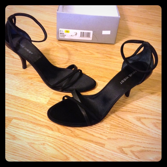 MissDawnMecca's tweet photo. So good I had to share! Check out all the items I'm loving on @Poshmarkapp #poshmark #fashion #style #shopmycloset #ninewest #reebok #bcbgirls: https://t.co/EzJImlQJNP https://t.co/acnH1Kx3TO