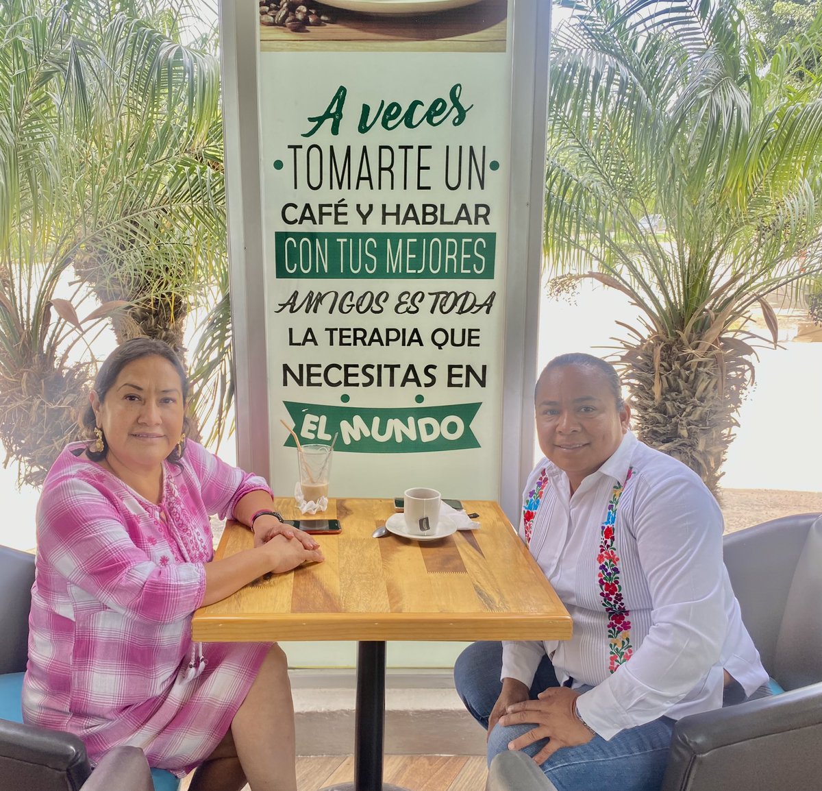 PETEOOAX's tweet photo. Hoy nuestra Pdta. @SalomeMtzS dialogó @LuisDominga representante de RSP en #Oaxaca, quien hoy se suma a nuestro proyecto rosa, la #4T en nuestro estado la construimos todas y todos. 
¡La unión hace la #Fuerza! 
#ConLaFuerzaDelCorazón
#MasFuertesQueNunca 
#Oaxaca @gerislas https://t.co/qxK4YNfffL