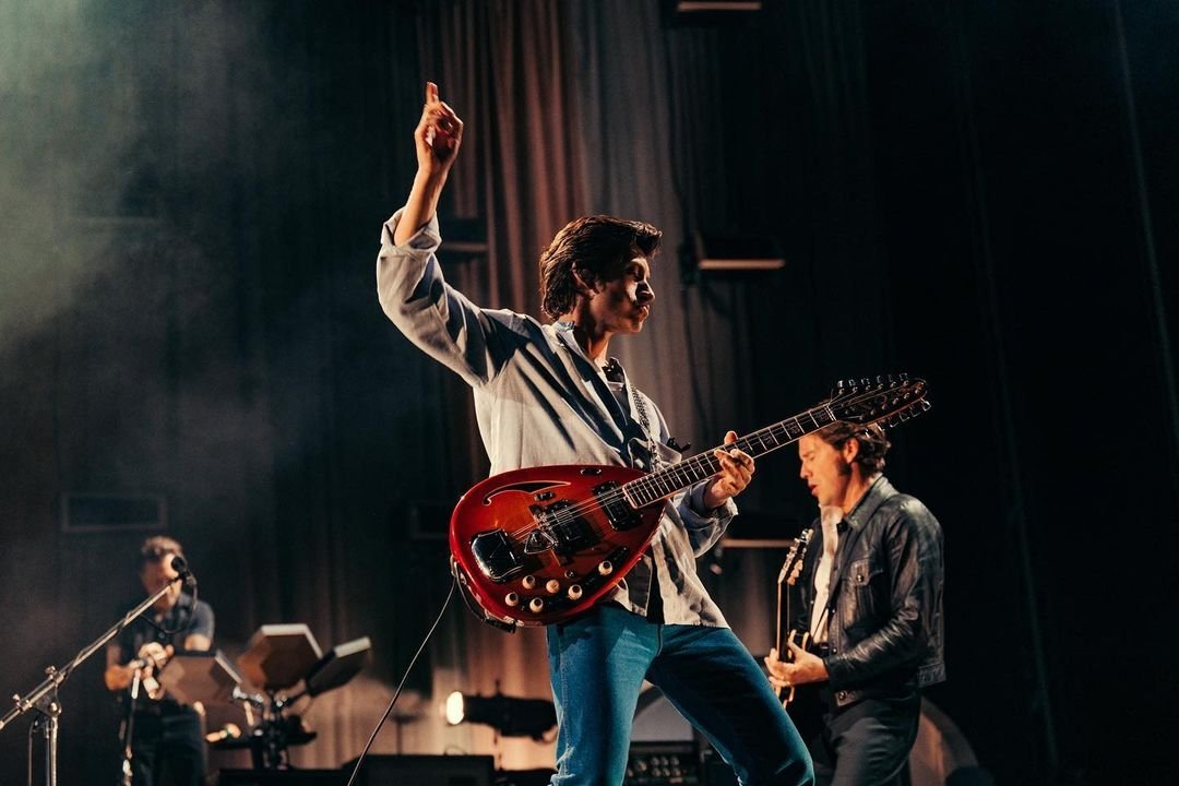 alexthourly's tweet photo. alex turner in spain today https://t.co/PWnKlbmw2j