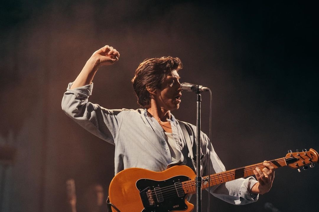 alexthourly's tweet photo. alex turner in spain today https://t.co/PWnKlbmw2j