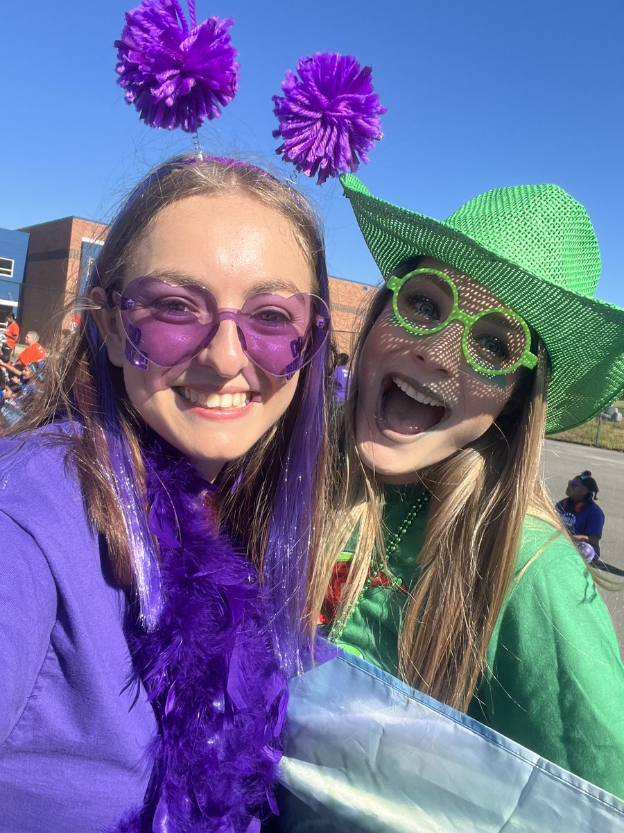 misskdewar_'s tweet photo. Blessed with the best mentor @callie_freem 💜💚 #unitingourworld https://t.co/wdfzxDCyVY