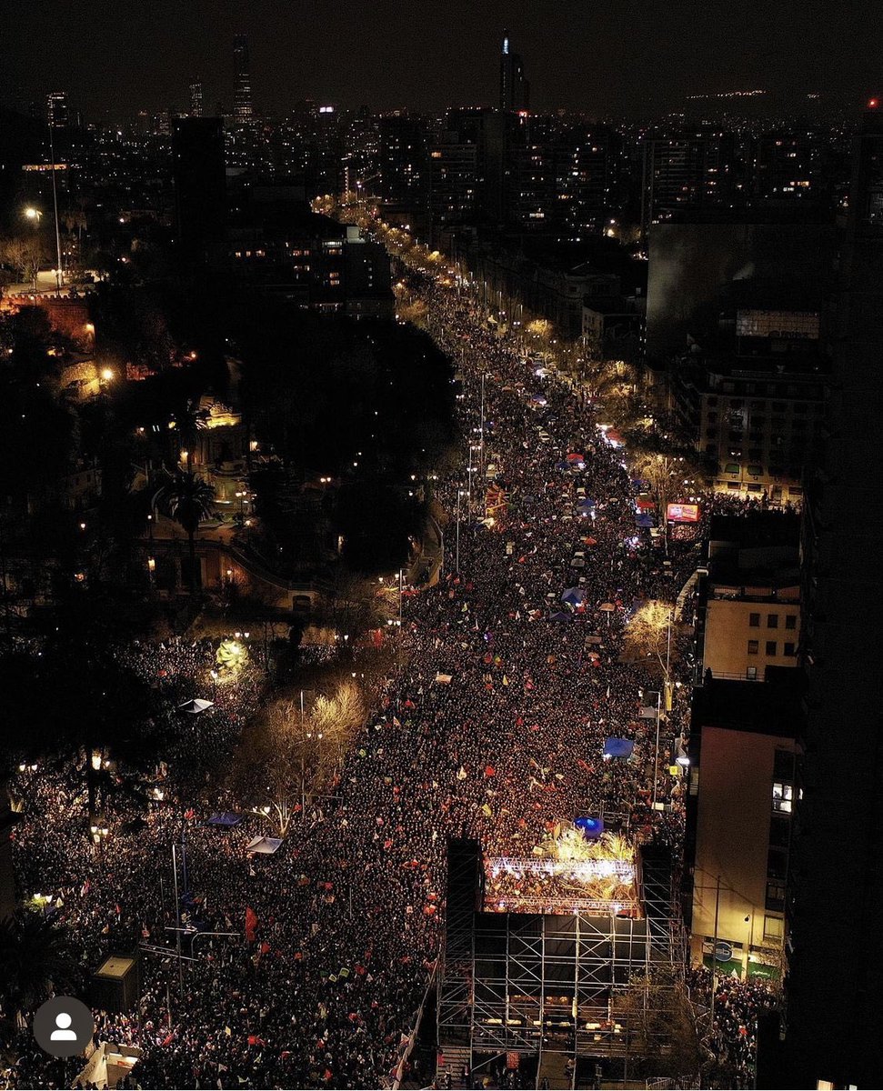 N_PrensaCL's tweet photo. 🔴 Imagen aérea de la convocatoria del cierre de campaña del comando por el Apruebo. (vía Droneandrebel en Instagram) https://t.co/CDJeVdPc3F