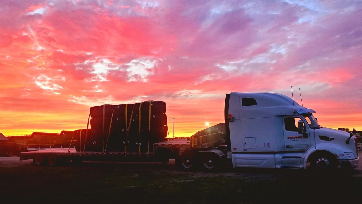 GoPayneTrans's tweet photo. End of summer skies and those Combines in the background remind us that it's close to Fall Harvest time.
These photos are courtesy of our team drivers Melanie and Markus.
#FallSkies #prairiesky #combines #farmequipment #truckinglife https://t.co/sPXWUZLEMp
