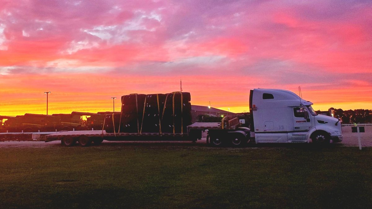 GoPayneTrans's tweet photo. End of summer skies and those Combines in the background remind us that it's close to Fall Harvest time.
These photos are courtesy of our team drivers Melanie and Markus.
#FallSkies #prairiesky #combines #farmequipment #truckinglife https://t.co/sPXWUZLEMp