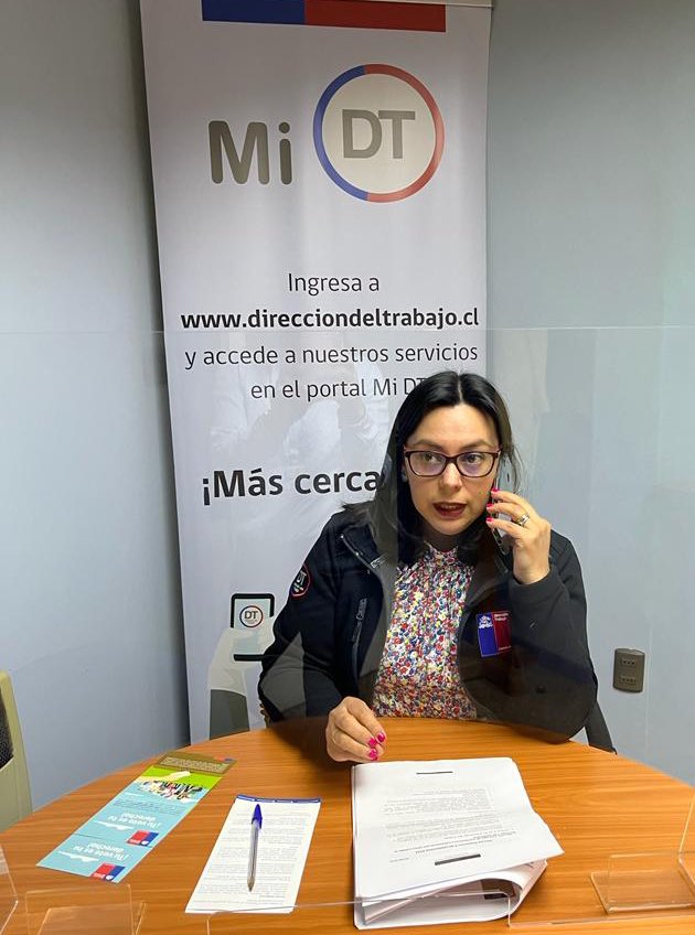 MintrabAysen's tweet photo. 🎙Para difundir la norma y aclarar consultas, la DirReg @DirecDelTrabajo conversó con @autentica_fm y #SolMañihuales sobre el permiso laboral para quienes trabajan este 4 septiembre. Denuncias:
⏰Turno Inspecciones 9a14 hrs
💻https://t.co/g8KMOvltdG
📞6004504000

#SiTrabajoVoto🗳 https://t.co/uEoz2S0PjQ