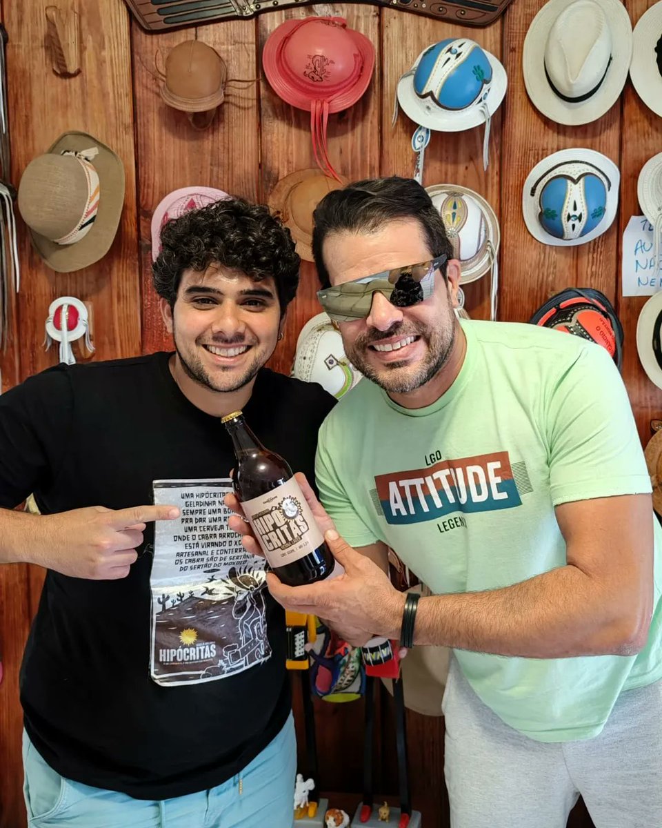 hipocritascerva's tweet photo. Nosso embaixador @DavincyQueiroga deu um pulo aqui no Sertão do Moxotó e saiu levando nossas Hipócritas por aí, primeira parada foi em Caruaru/PE e o encontro com os amigos Marcelo Rossiter e @cantor_benil. Qual será a próxima parada? #Saude 🍻 https://t.co/q5hp1fcEqd