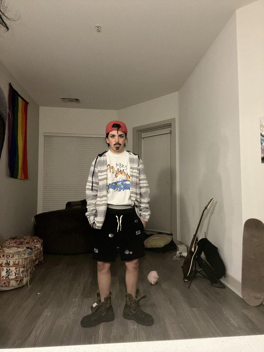 puckeeee's tweet photo. guys night. https://t.co/iGxbxSh6L0