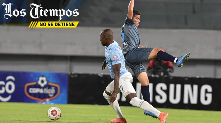 LosTiemposBol's tweet photo. [EN IMÁGENES]
#LTahora #DivisionProfesional #Cochabmaba 
Aurora toma la delantera (1-0) frente a Blooming, en el primer tiempo del partido que se juega en el estadio Félix Capriles. Sigue el minuto a minuto 👉https://t.co/q0XXRRU02T

📸 José Rocha/LT https://t.co/WZcZ3J0RGd