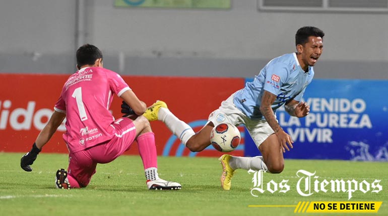 LosTiemposBol's tweet photo. [EN IMÁGENES]
#LTahora #DivisionProfesional #Cochabmaba 
Aurora toma la delantera (1-0) frente a Blooming, en el primer tiempo del partido que se juega en el estadio Félix Capriles. Sigue el minuto a minuto 👉https://t.co/q0XXRRU02T

📸 José Rocha/LT https://t.co/WZcZ3J0RGd