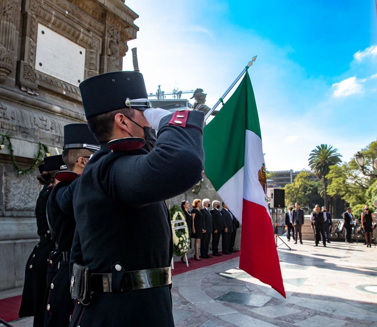 SandraCuevas_'s tweet photo. Esta mañana desde el monumento a nuestros héroes de la Independencia, mejor conocido como “El Ángel”; encabecé, a nombre de la alcaldía #Cuauhtémoc, la primera Guardia de Honor en conmemoración a los 212 años del inicio de la Independencia de México. https://t.co/X6HwAhDsTS