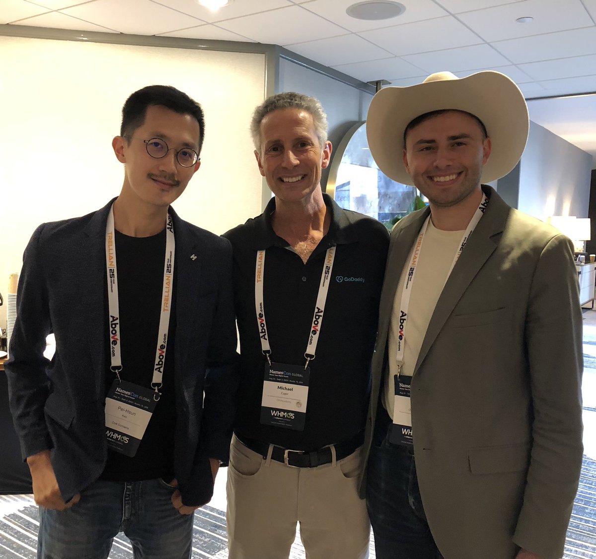 Hey__tx's tweet photo. At @NamesCon with the best domain educator in the world, @MichaelCyger

We're grateful to have him part of the #hns community 🤝 https://t.co/Y0J1CDZm0T