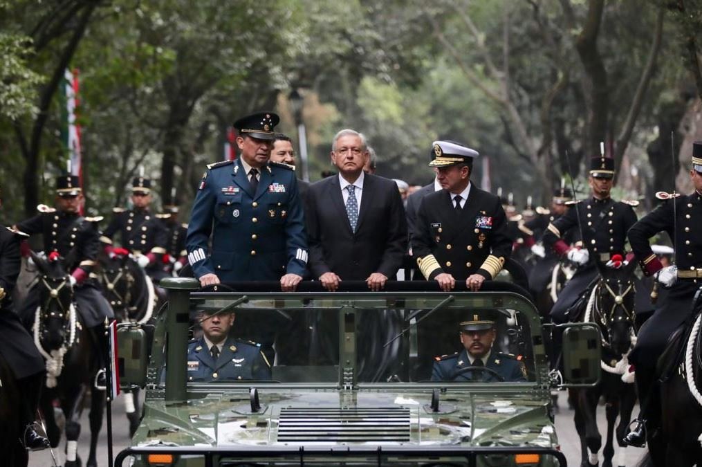 DeniseDresserG's tweet photo. Si la Guardia Nacional es controlada por SEDENA es militarización.
Si el presidente da poder/fuero/negocios/ausencia de controles democráticos a las fuerzas armadas es militarización.
Si parece ganso, camina como ganso, grazna como ganso, es ganso.
AMLO lo sabe pero se hace pato https://t.co/DZanAtkGp0