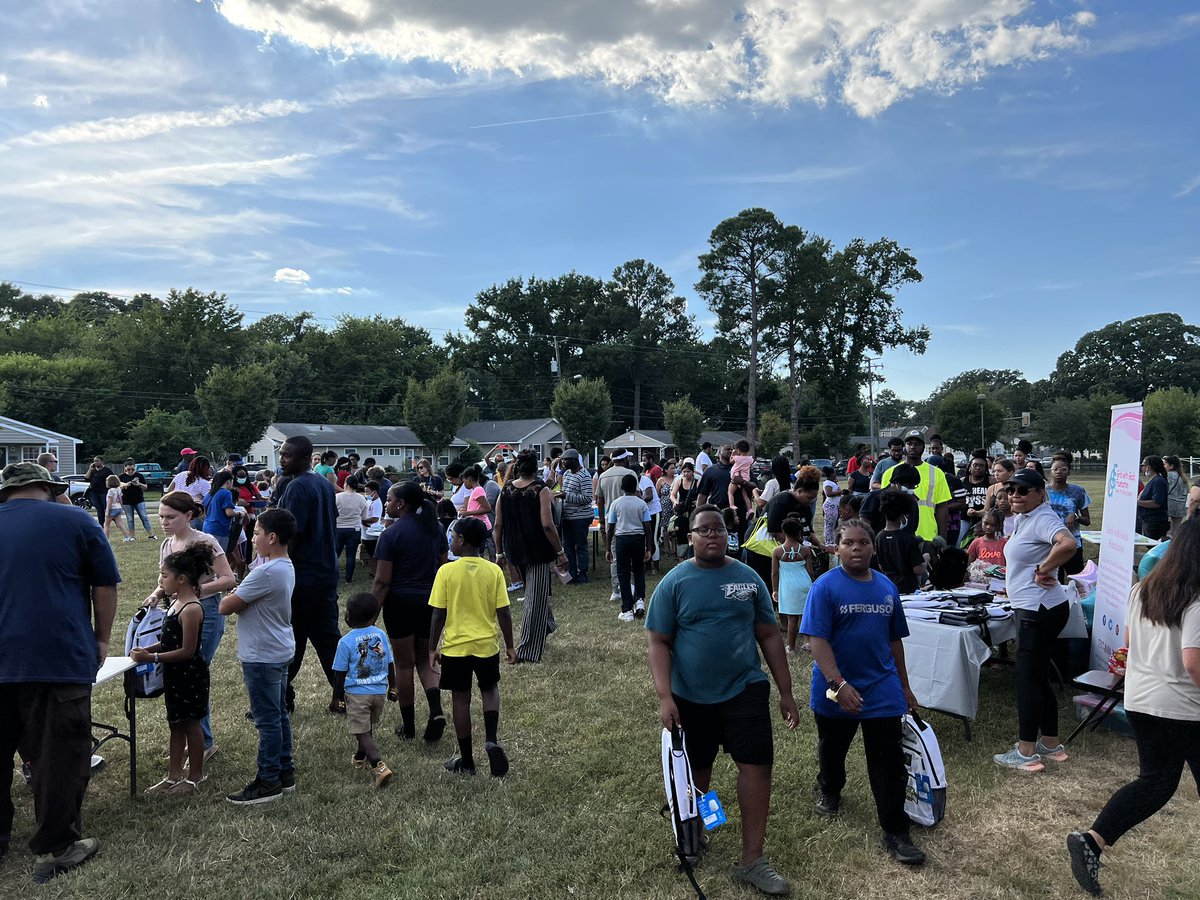purposepushers's tweet photo. Shoutout to Dr. Tatem @ColemanPlaceES for organizing an amazing parent and family engagement experience! We re-branded the event as a "Block Party with a Purpose!" Food, games, music, dancing, and a moment of inspiration for families! How often do schools pour into families? https://t.co/NFGIvZeqOz