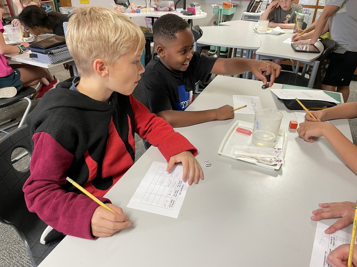 ForoodiLearns's tweet photo. Today we explored volume with a displacement lab! #75019science #TCE5th https://t.co/MHbsE3unID