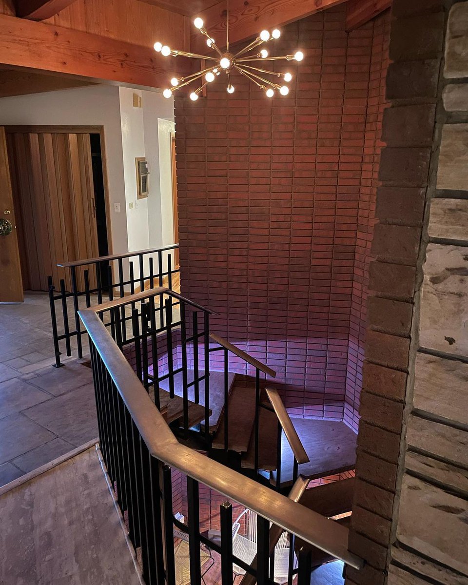 comidmodhomes's tweet photo. Saturday evening after the Lynwood/Krisana Park tour (which our house had the honor to be on) and thank you to the other 4 homeowners that were so gracious to open their homes) @docomomoco partnered with @denvermodernismweek to showcase The Butler house in Green Mountain Estates https://t.co/W0tiEiFJlp