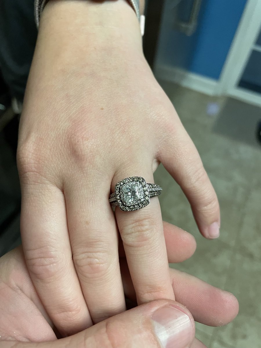 YouDieISmile's tweet photo. She said YES👩🏽‍❤️‍💋‍👨🏽💍 https://t.co/xvkU2PjdTK