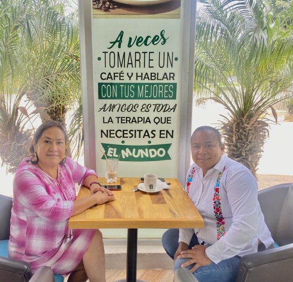 SandraLuzRoldan's tweet photo. Diálogo de @SalomeMtzS, dirigente de @FuerzaMexicoOax, con @LuisDominga representante de RSP en #Oaxaca, quien se suma al proyecto rosa, la #4T en el estado la construimos todas y todos. 
¡La unión hace la #Fuerza! 
#MasFuertesQueNunca 
#Oaxaca @gerislas @visionpolitica7 https://t.co/Y0bbuCViC5