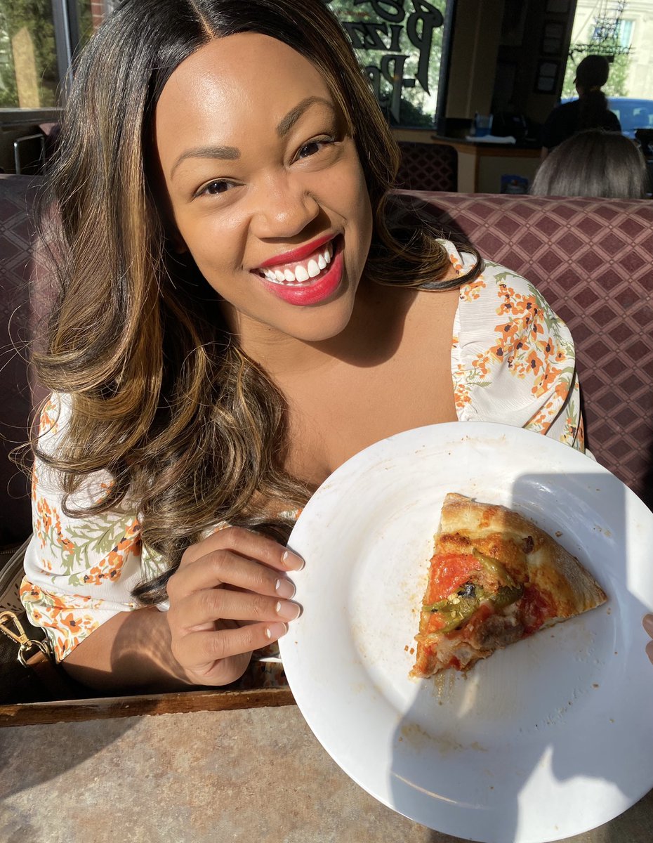 Mekialaya's tweet photo. That feeling when you FINALLY get your #Pueblo green chile pizza fix! 🍕 #greenchile #MussoFarms https://t.co/vfUcgpTpWq