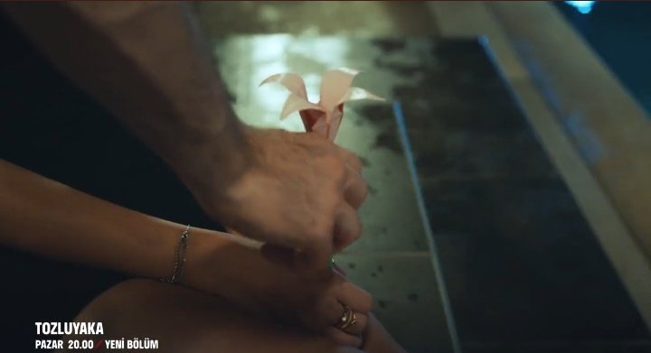 bi hayal edin zeyno yatağına uzanmış elinde çiçek Çağrı ile yaşadıklarını düşünüyo of of
#ZeyÇağ