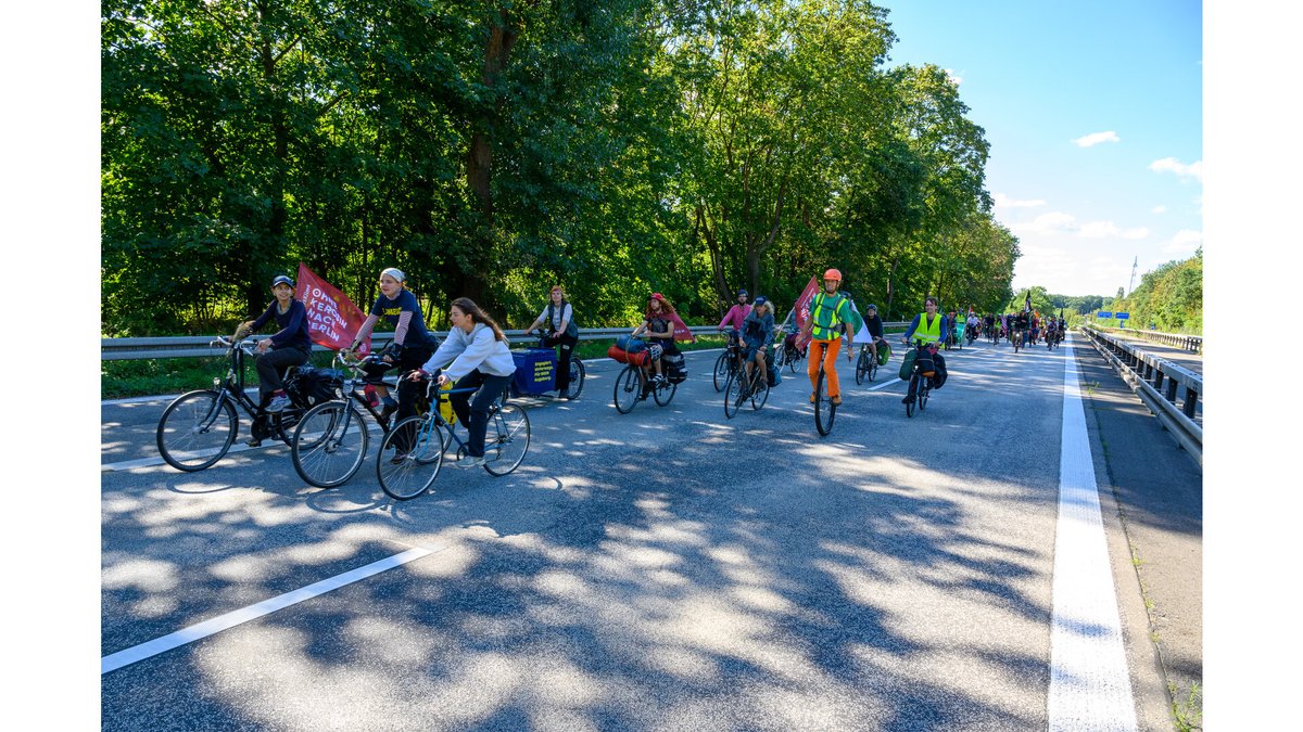 StefanMuelller's tweet photo. 2/ #OKNB auf der AVUS. Man kann auch mit einem Einrad nach Berlin fahren. Zwei Räder sind OK. Drei das Maximum. In Zukunft sollte die eine Fahrtrichtung der AVUS für Skater- und Radfahrer*innen sein. Auf der anderen können noch Autos fahren. Bis Berlin #autofrei wird. https://t.co/8GNaSbnPiw