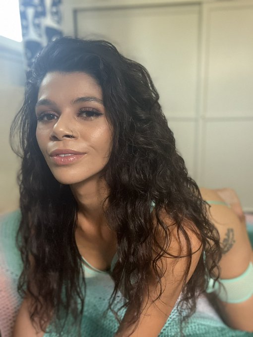 Come get to know me ☺️☺️ https://t.co/nUZWG20hQw https://t.co/zeWk59i2iJ