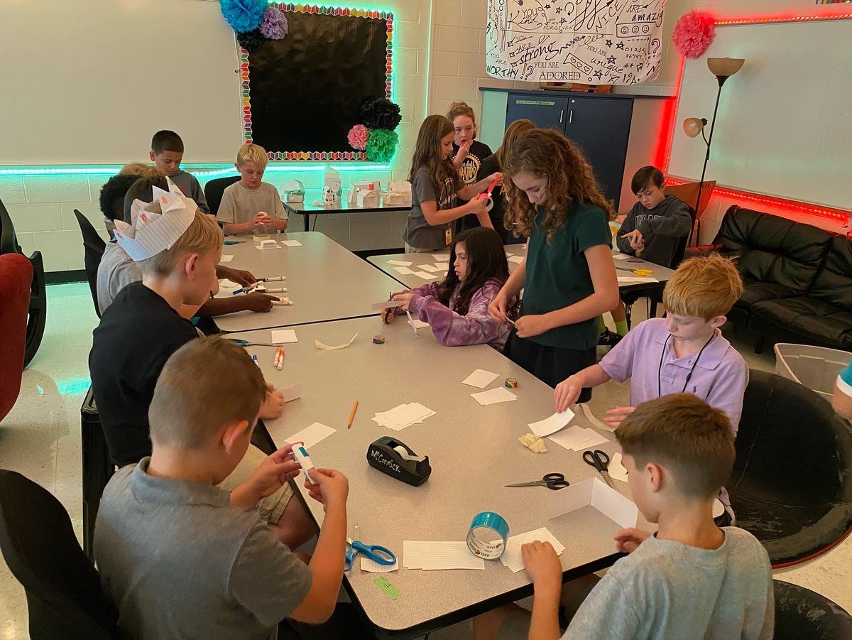 AshMc28's tweet photo. @nolakwilson 4th and 5th Grade GT Architecture Challenge in Progress! #STEAMChallenge #TheyWereSOInvested #GTStudents #creative #learningisfunwithus #togetherweshinebrighter @officialcisd https://t.co/L77mNxHSxT