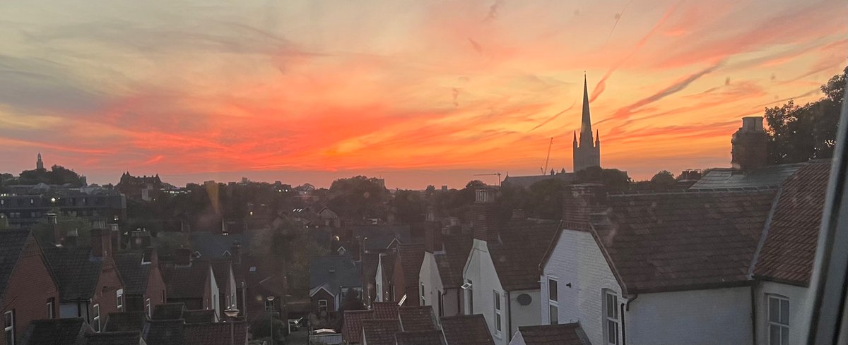 sarahshirras's tweet photo. @duncanspalding #viewfrommyloo Welcome back September! Here we go! https://t.co/QLjHxRaYta