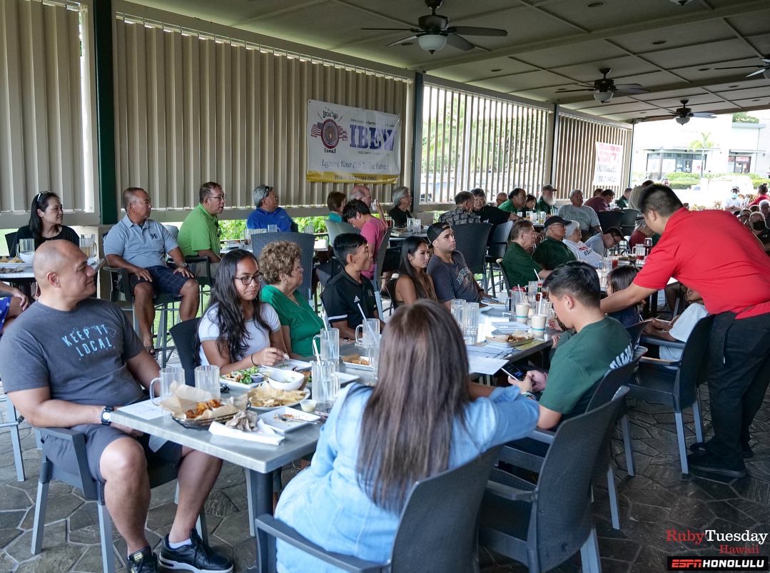 ESPNHonolulu's tweet photo. We had a blast at last night’s Call The Coach with @CoachTimmyChang !! If you missed it, here is the link to the replay⬇️

https://t.co/qXyjhA32MO

#CallTheCoach #TimmyChang #RubyTuesday #BRADDAHHOOD #GoBows #HawaiiFB https://t.co/e0wSr55Kpd