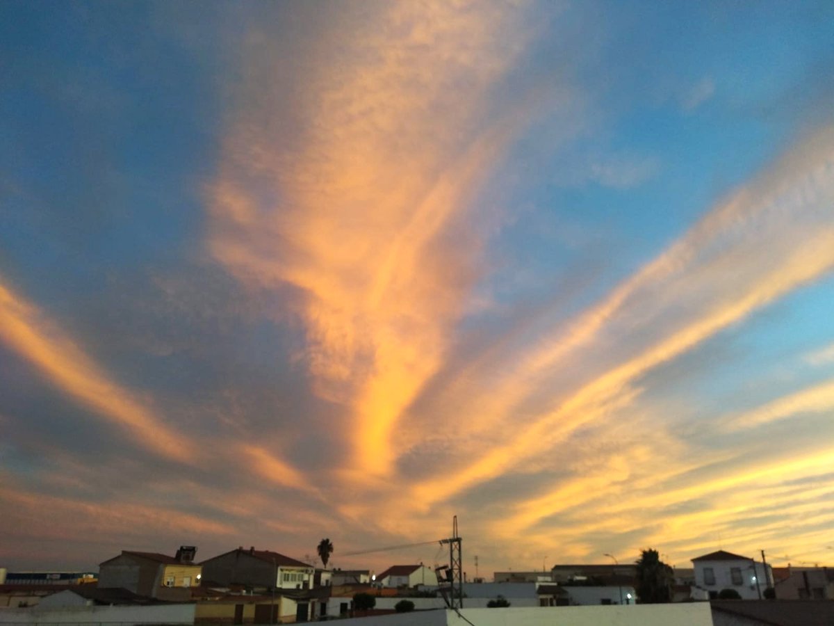 MiriamCuqui's tweet photo. @tiempobrasero el atardecer en Lobón (Badajoz) https://t.co/qoFMIGtdUN