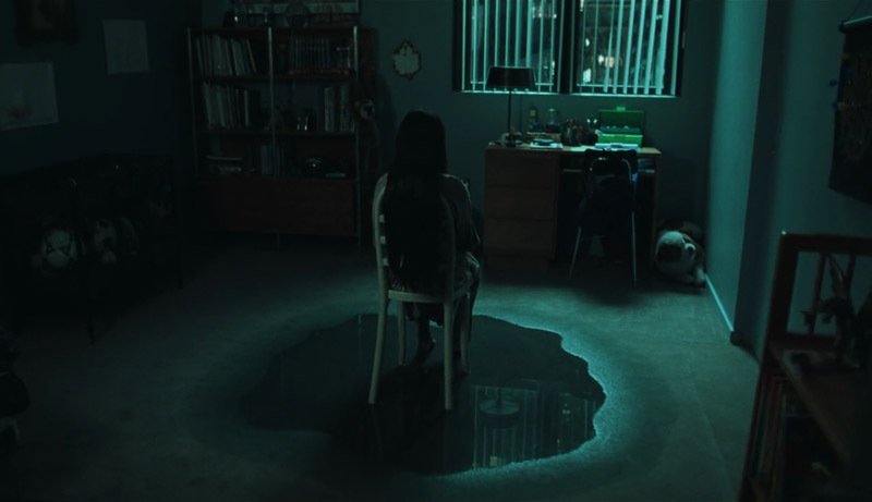 nicksaysboo's tweet photo. I will never get over how absolutely breathtaking the cinematography in The Ring is. 

The blue and green tones, the understanding of framing...combine that with Hans Zimmer's score...ugh. 

So good. https://t.co/32GjXl25cQ