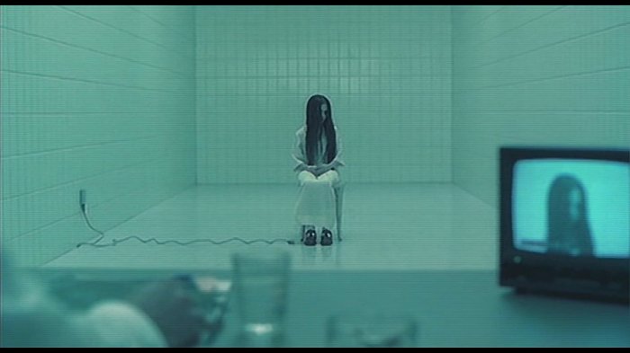 nicksaysboo's tweet photo. I will never get over how absolutely breathtaking the cinematography in The Ring is. 

The blue and green tones, the understanding of framing...combine that with Hans Zimmer's score...ugh. 

So good. https://t.co/32GjXl25cQ