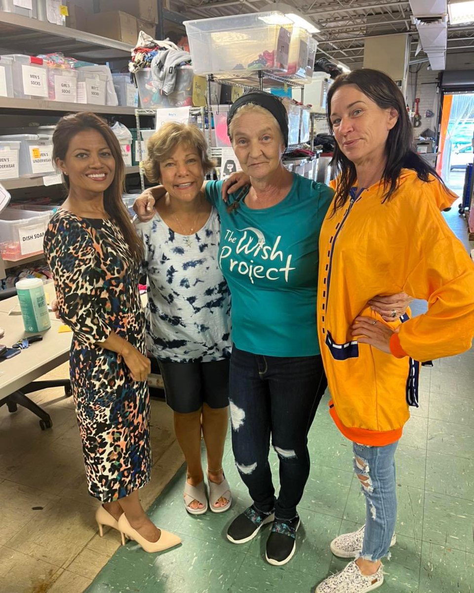 WishProject's tweet photo. State Representative Vanna Howard stopped by the warehouse for a visit and to grab some thrift shop finds! As always, it was so good to see you Vanna! @RepVannaHoward 

#volunteersoftwp #bettertogether #buildingabettercommunity https://t.co/0MCJ1KSETx