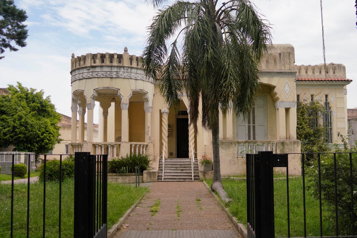 nicolasmaggi87's tweet photo. El barrio Saladillo, en el extremo sur de Rosario, es el último bastión donde aún resisten más de 90 grandes casonas históricas de gran valor patrimonial, que yacen envueltas en una atmósfera fantasmagórica y misteriosa, mezcla de Titanic con una película de terror. ABRO HILO🧵 https://t.co/pjU1ZYFRFR