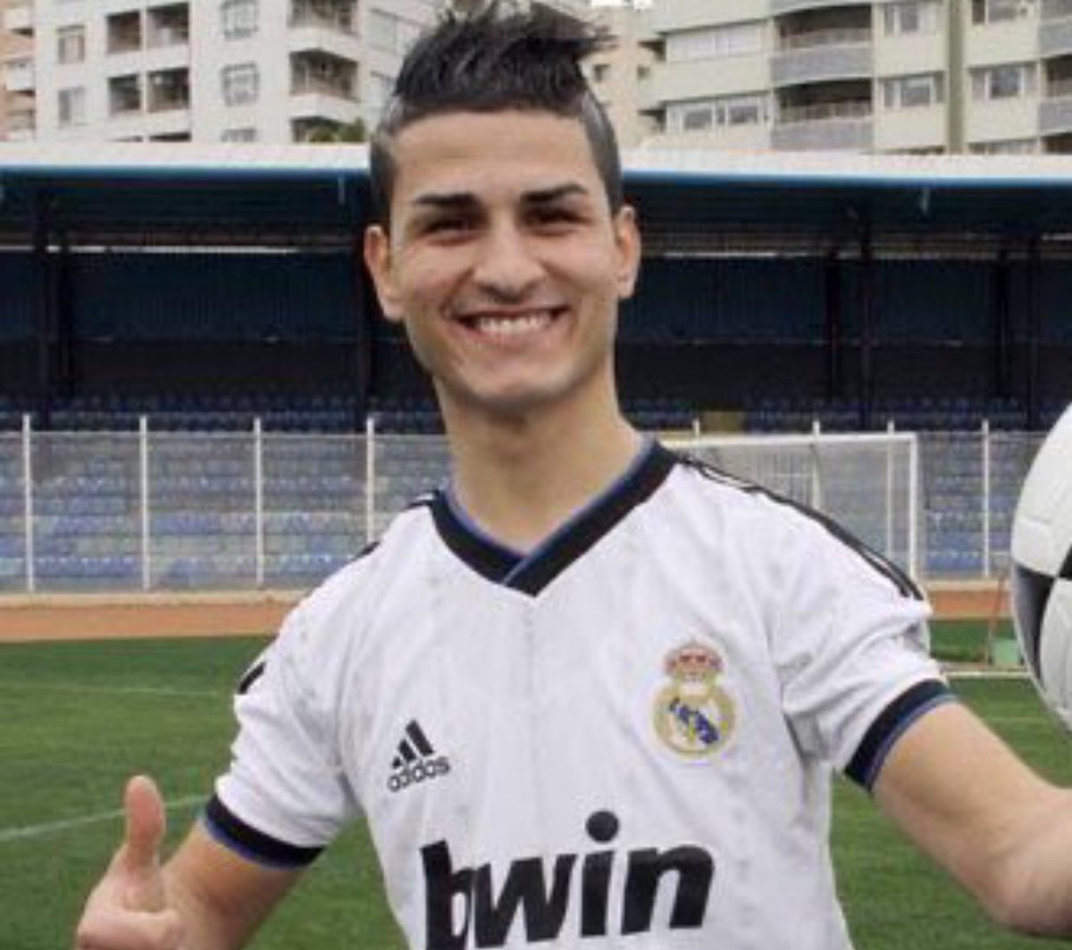 Helal olsun diyoruz sayın Ali Koç. Yine yaptı yapacağını. Cristiano Ronaldo'nun, bu pozla Fenerbahçe’ye geldiği açıklandı. 😁
#ronaldo #fenerbahçe #alikoç #fener