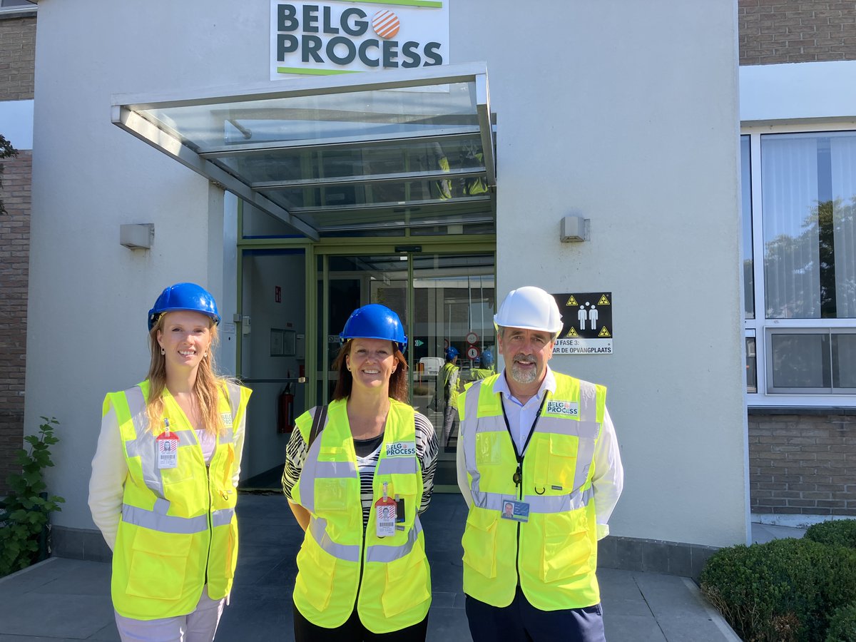 Kim Buyst @BuystKim, Vlaams volksvertegenwoordiger, en Astrid Vanbever, ondernemingsadviseur bij VOKA, maken tijdens de #VOKA-zomerstage voor politici uitgebreid kennis met #Belgoprocess.