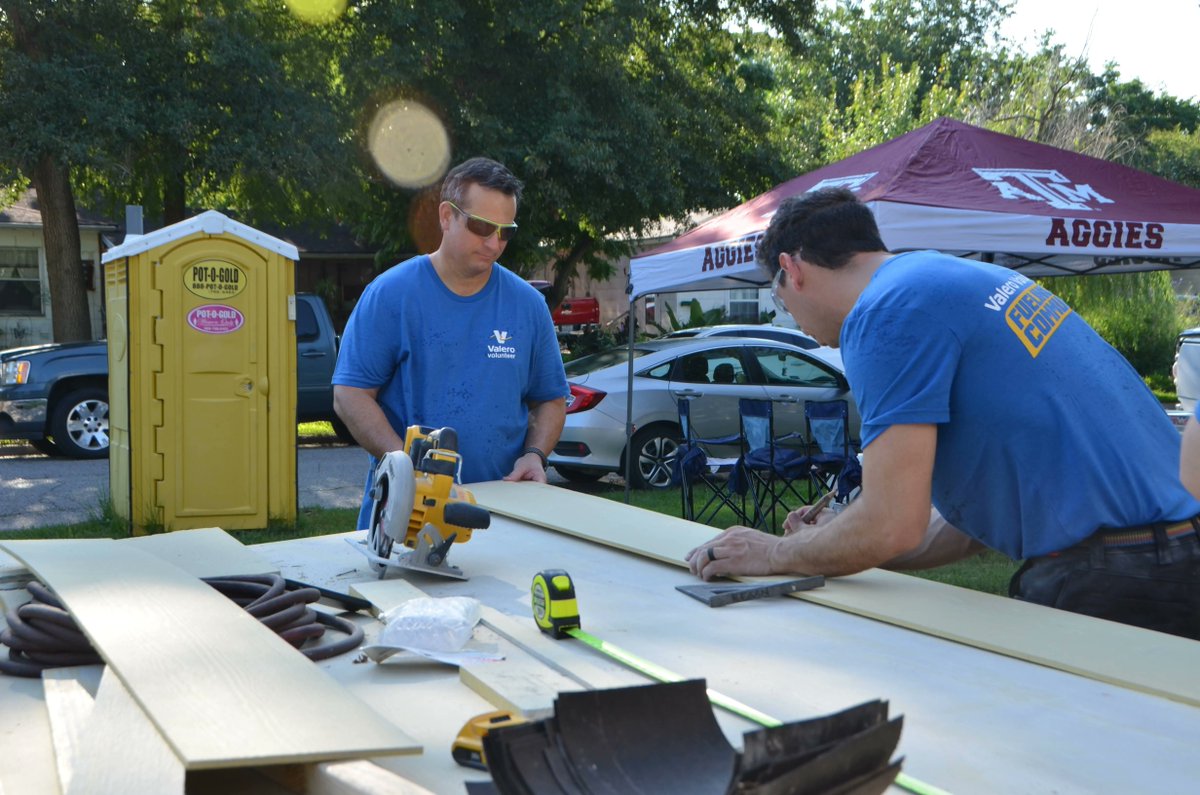 bayareahabitat's tweet photo. We are so thankful for the amazing @ValeroEnergy volunteers who spent their morning working with us in Texas City! In just 4 hours, 50% of the Hardie board siding was installed &amp; we are excited to complete this activity with them next week. Read more at  https://t.co/rwO1PfLoGq https://t.co/EJ1H8Hb3uH