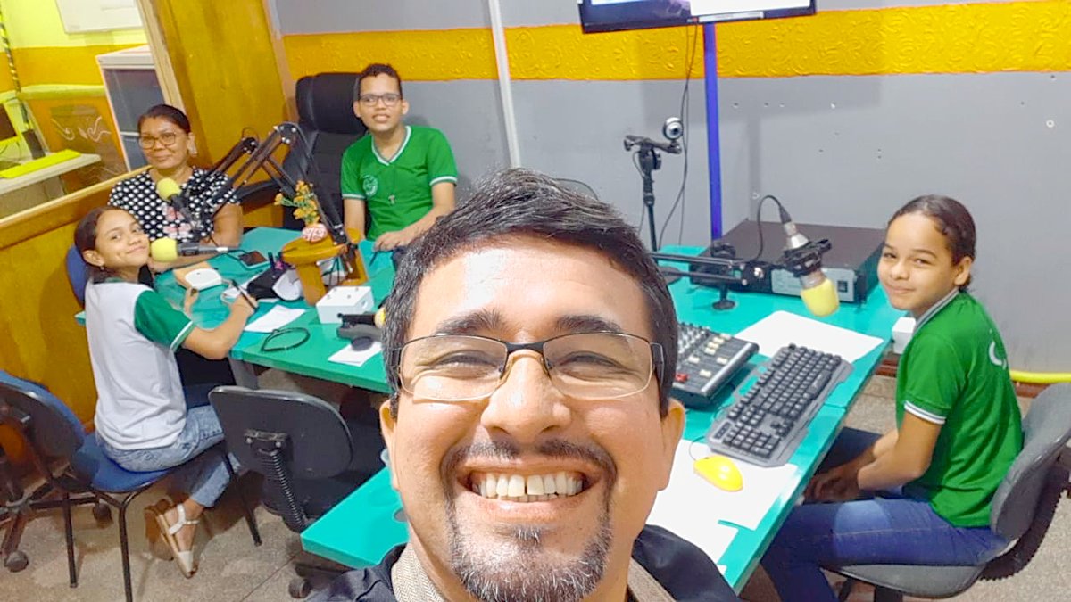radiojpweb's tweet photo. Legal! O Professor @Prof_Marcondes compartilhou um pouco da sua vivência diária no Projeto Rádio Escolar JP, ele que tem formação em magistério e atua a 26 anos na educação do Amapá. https://t.co/1MuQ5eDbK1 https://t.co/Ga3lVdaWFv