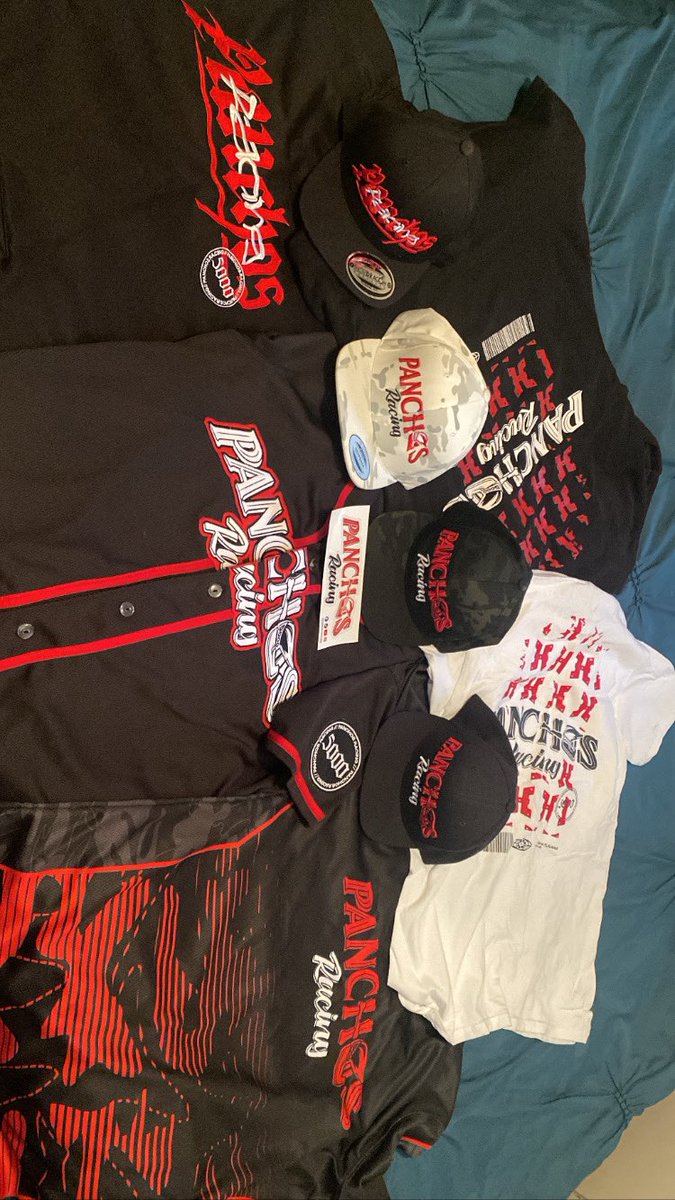 Un poco de nuestra merch👀🔜

¿Les gustaria un sorteo de merch?🤔