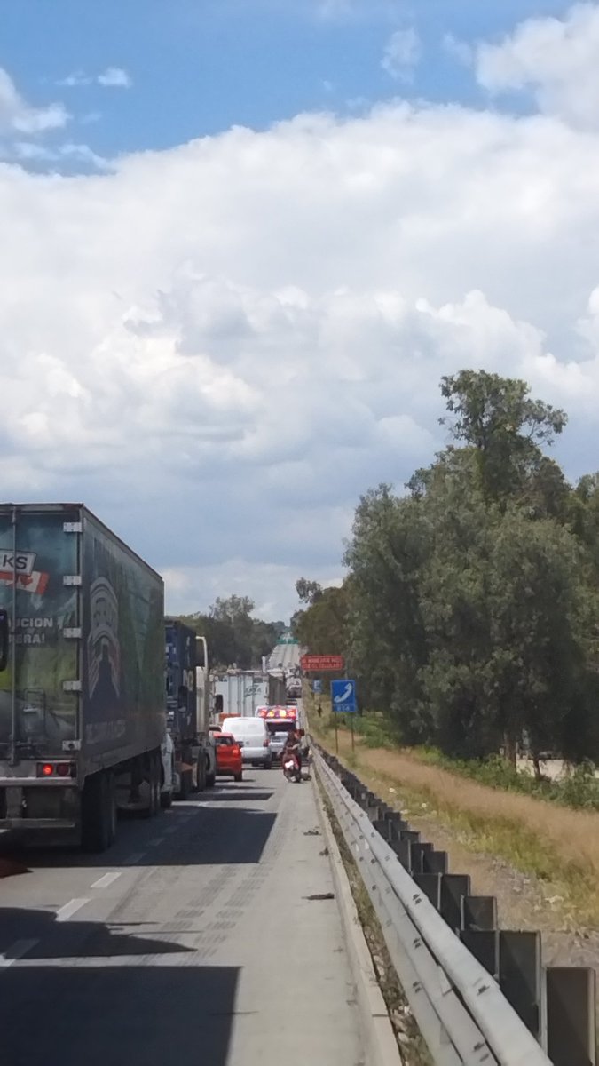 RocioGarciaA1's tweet photo. @omarmvalverde @GN_Carreteras @CAPUFE @CFEmx Todo parece indicar que no es accidente es por manifestación y las autoridades entretenidas en el #4oInforme de #DonPendejo
@CAPUFE @GN_Carreteras @CFEmx @Edomex
#Insolacion
#Carretera #Mexico #Queretaro
@SEDENAmx https://t.co/TVNbz7AP6t