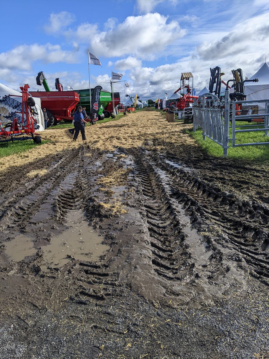 AgriKingInc's tweet photo. Rain doesn’t stop us! No matter the weather, our team in Canada is still at Expo-Champs 2022 in Saint-Liboire, Quebec. Today is the last day, so be sure to stop by and say hi. https://t.co/sJYV7L3C1Q