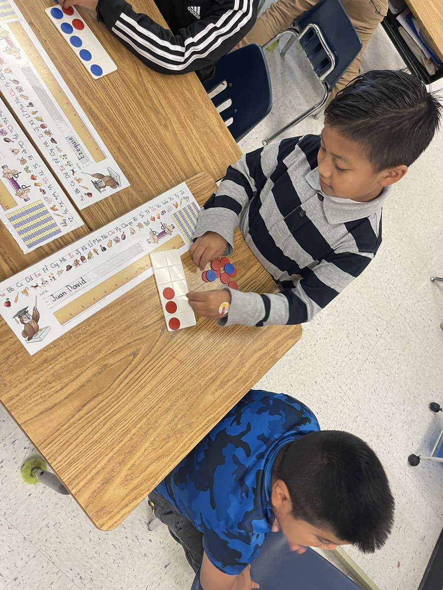 jnbailey7's tweet photo. Today in math, we got to work on a frameworks lesson. The kids absolutely loved this! They had to ask and answer questions to help find the number the other student created using the 10 frames! #Raisingthebar @Hasty_Huskies  @JanetMarotte777 @MRegan0123 @Beth_Coryell https://t.co/jhDuZ9QoYw